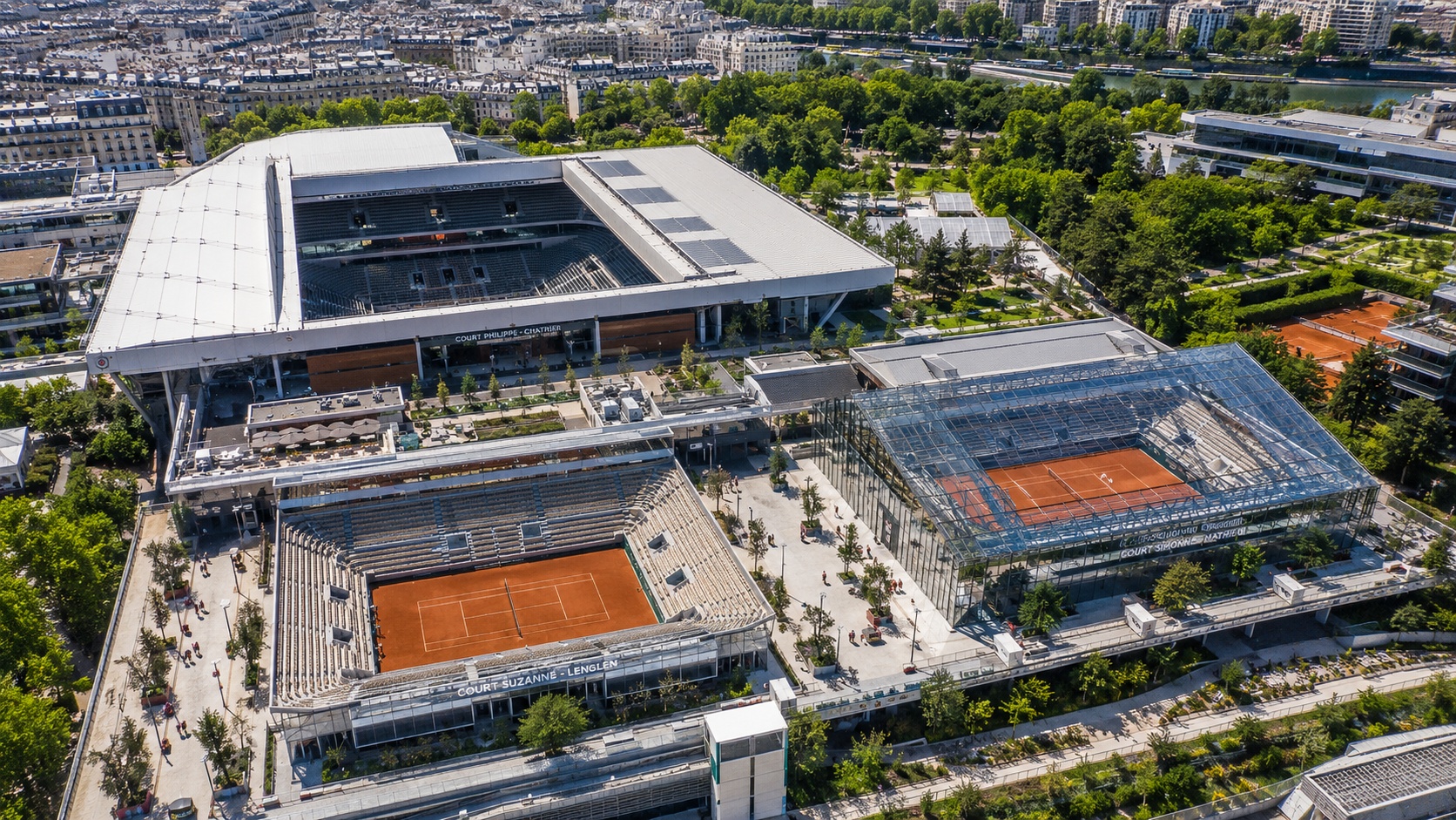 Vue aérienne du complexe de tennis aux portes d'Auteuil avec ses trois courts principaux et les serres du jardin d'Auteuil