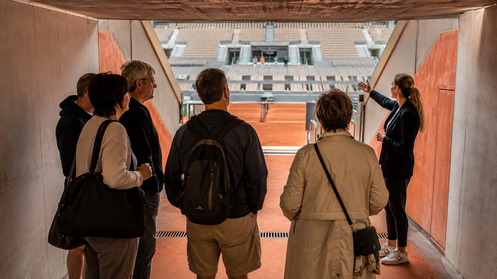 Groupe en visite guidée dans le couloir des joueurs du court Philippe-Chatrier